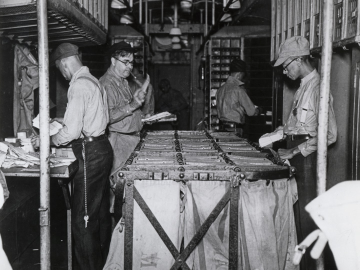 Railway Mail Crane | National Postal Museum