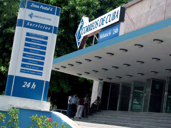 a post office in Cuba with Correos de Cuba sign on the front