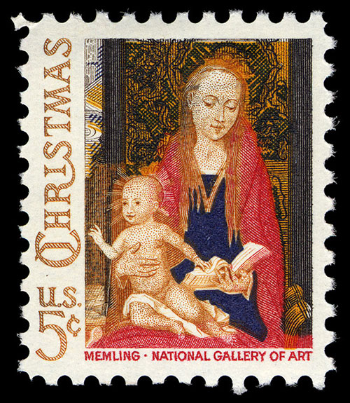 Timbre représentant une jeune femme tenant un bébé sur ses genoux alors qu'elle est assise sur une chaise dorée incurvée.