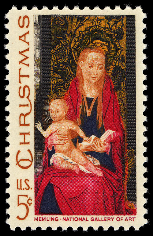 Sello postal que muestra a una mujer joven que sostiene a un bebé en su regazo mientras se sienta en una silla dorada curva.