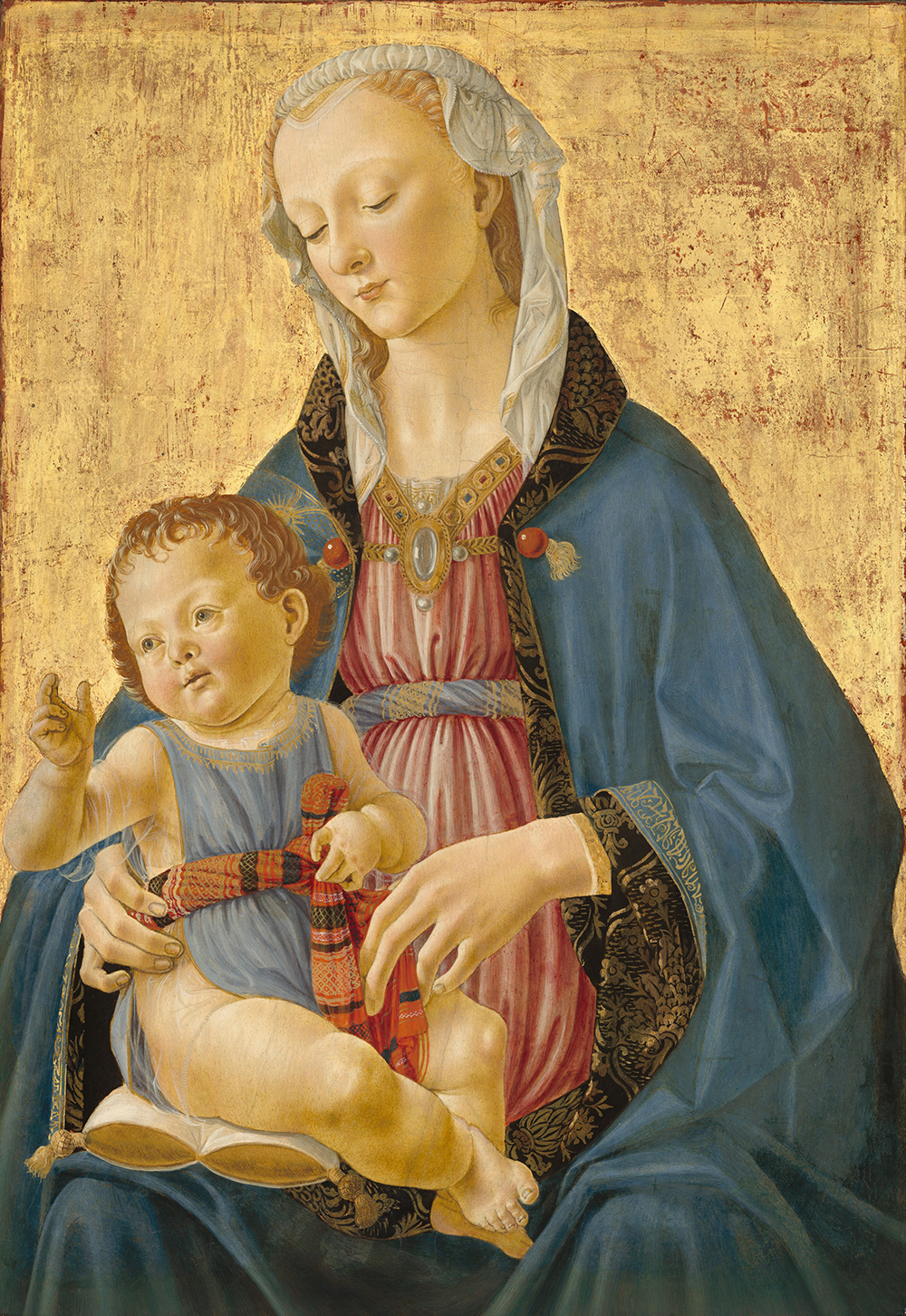 Sur un fond doré, une femme blonde est représentée sur les genoux, face à nous alors qu'elle tient et regarde vers le bas un bébé dodu assis sur un oreiller or et blanc sur sa cuisse droite, à notre gauche, dans cette peinture verticale.