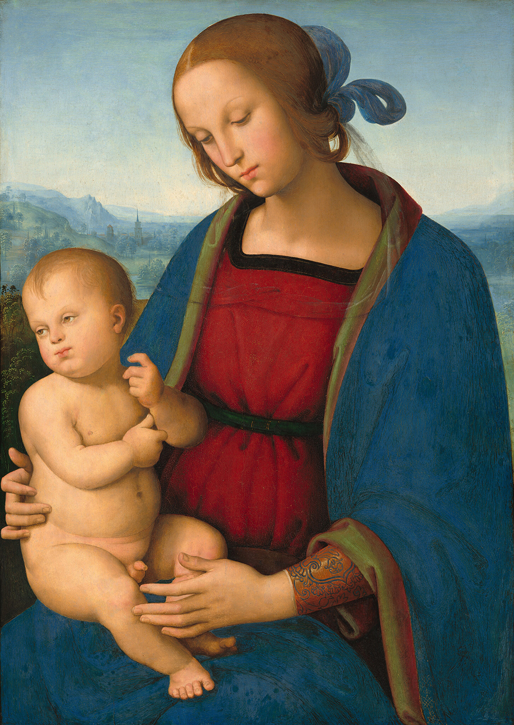 Vista desde el regazo hacia arriba, una mujer con una túnica azul marino sobre un vestido rojo carmesí sostiene a un bebé desnudo en su regazo en esta pintura vertical.