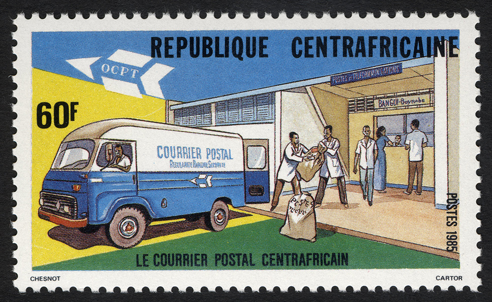Sello que representa a personas frente a una oficina de correos de Bangui y una camioneta