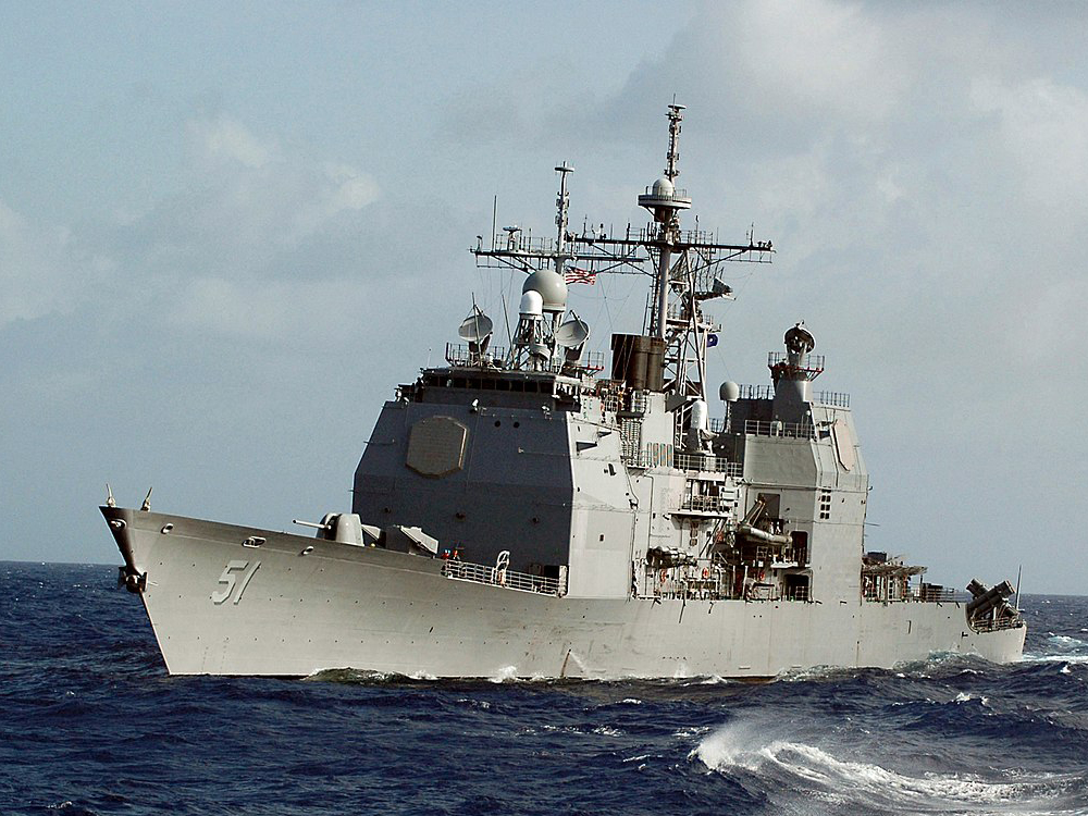 USS Thomas S. Gates dans l'océan