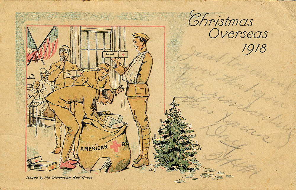 Carte postale Noël outre-mer 1918 avec une illustration de plusieurs soldats regardant à travers des colis