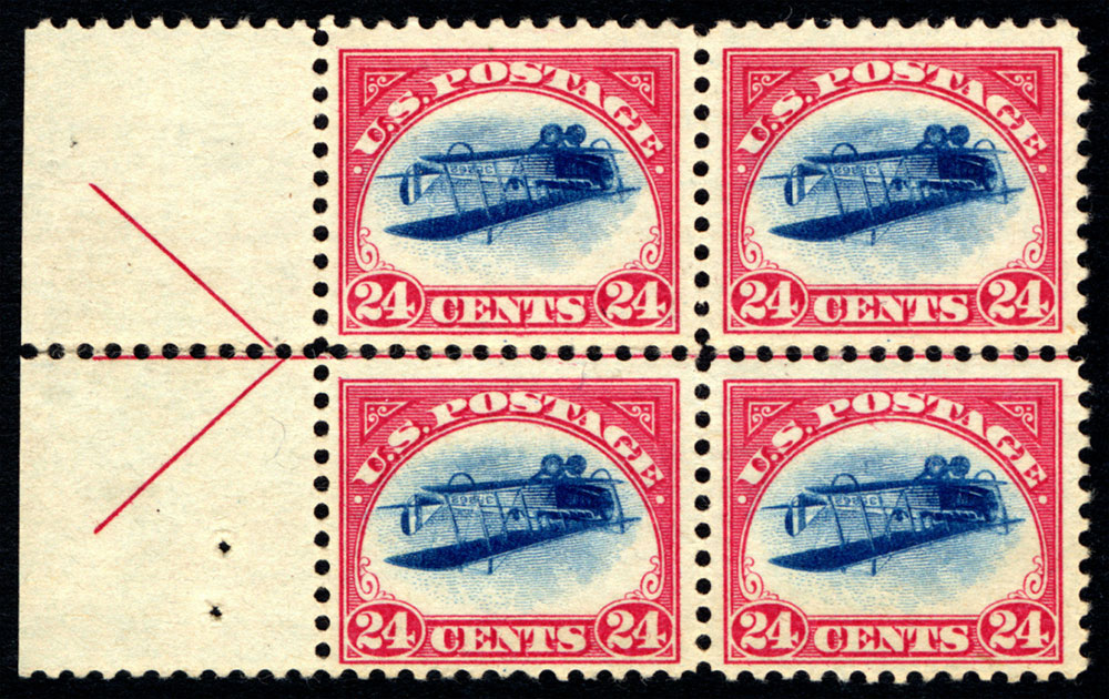 Un bloc de quatre timbres Jenny inversés est montré. Ces timbres ont un extérieur rouge et un intérieur bleu, avec un plan inversé au centre.