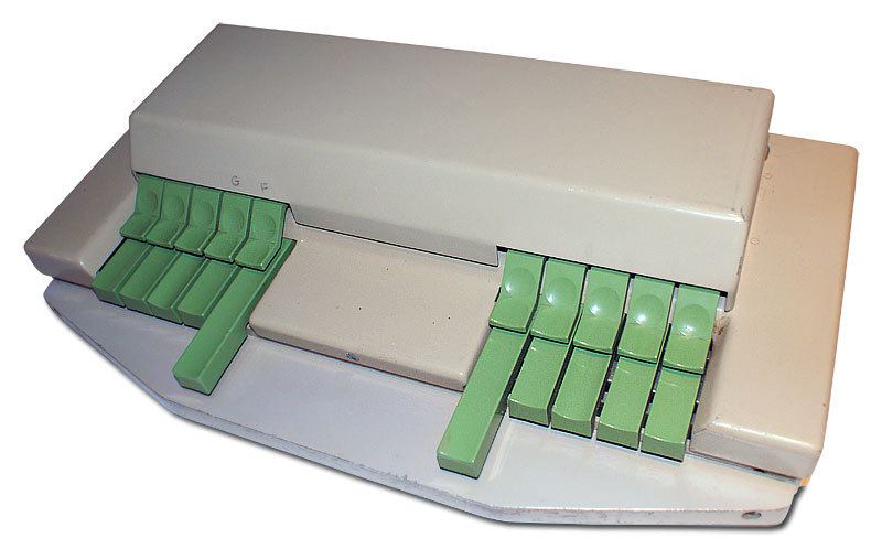 Una máquina con diez teclados