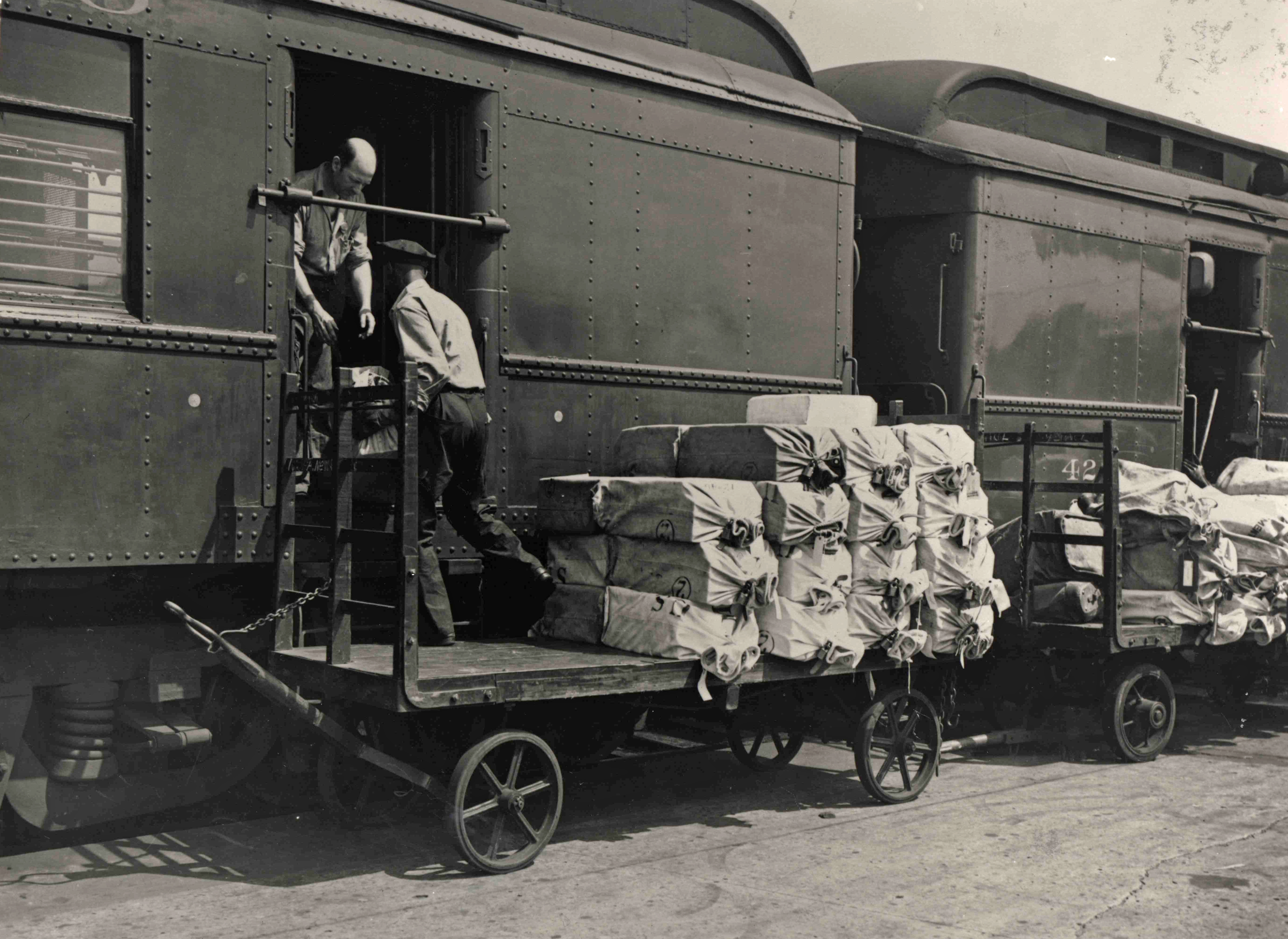 Виолончель перевозится в вагоне поезда. Грузовые вагоны США 19 век. Старый почтовый вагон. Вагон. Почтовый поезд.